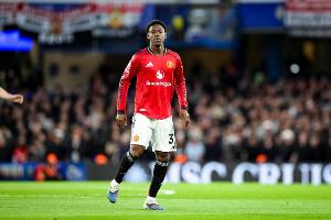 薪水翻四倍！镜报：21岁梅努将与曼联续约5年，周薪12万镑