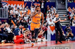 新民晚报：上海男篮主场全胜了，但有点开心不起来