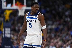 带着膝伤够硬！爱德华兹25中10砍下30分10板2助1断2帽