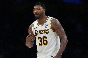 记者：别人不熟也就算了 乌度卡带了斯玛特好几年跟不认识似的