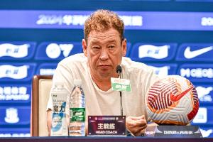斯卢茨基：在我眼里没有什么国籍之分，谁的状态好谁就首发