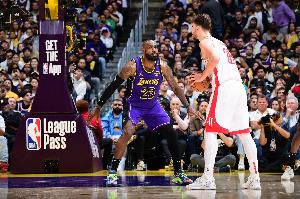 起立致敬詹姆斯入场？申京回应：我只是在掏口袋 不是因为他