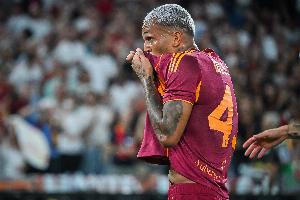 米体：罗马后卫韦斯利本周末意甲可以复出，迪巴拉有望进入替补席