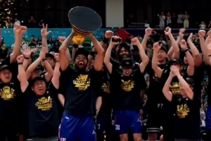 终场哨响金雨落下！金牛问鼎NBL总冠军 实现三连冠！