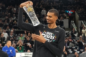 乔·约翰逊： 在未来7-10年的时间里 文班很可能都会拿DPOY